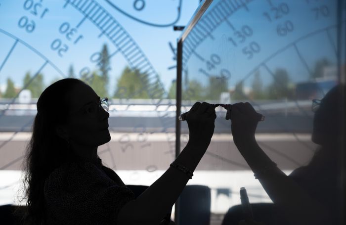 Kvinna som skriver på en whiteboard