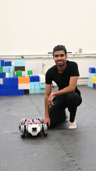 Person bredvid en robot