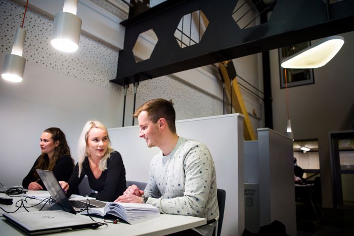 Studenter som pratar vid ett bord