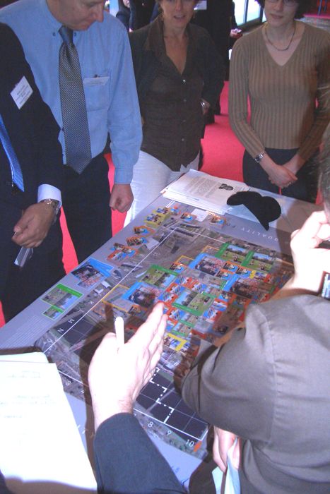 Bild på människor som spelar ett brädspel