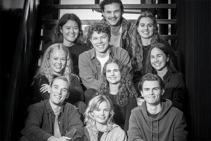 Gruppbild på personer sittandes i en trapp.