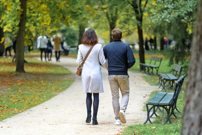 Personer som promenerar i en park