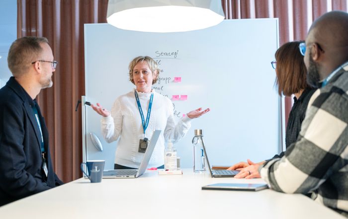 En grupp människor som sitter runt ett bord