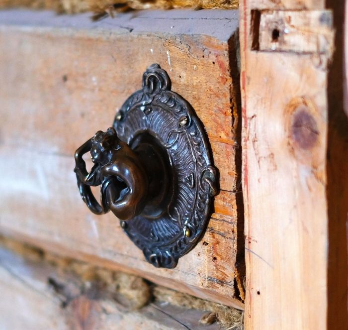 Strömställare i brons, utförd av Christian Eriksson åt Hjalmar Lundbohm. Placerad i disponentgården LKAB Kiruna. Foto: Curt Persson