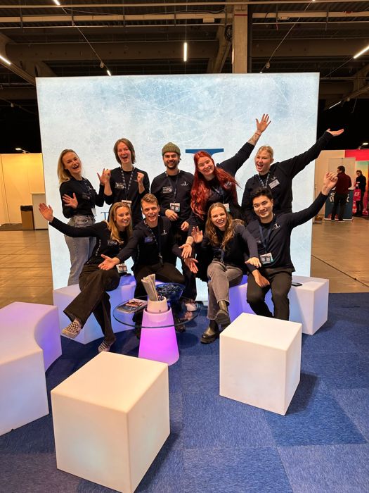 Glada studenter i grupp