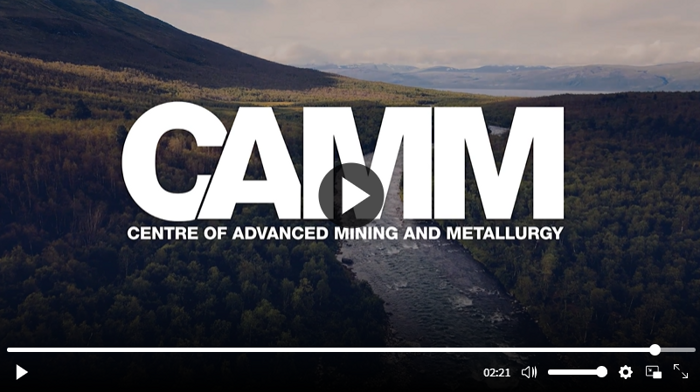 Två män står framför en storbildsskärm