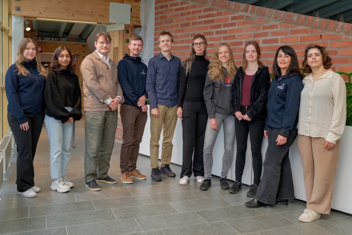 En grupp människor som står bredvid varandra