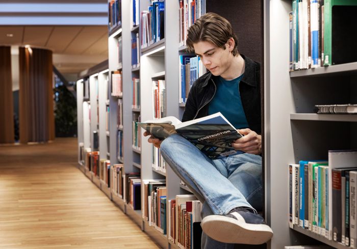 Person som läser i ett bibliotek