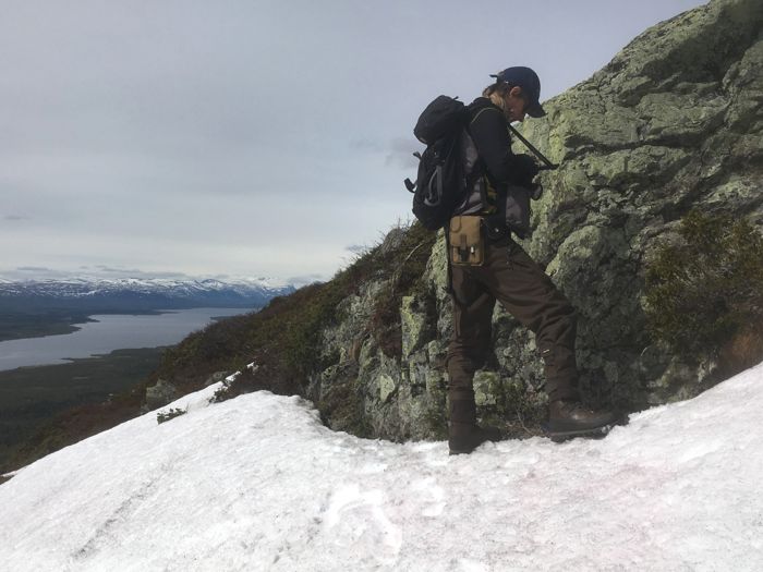 Person med ryggsäck på ett berg
