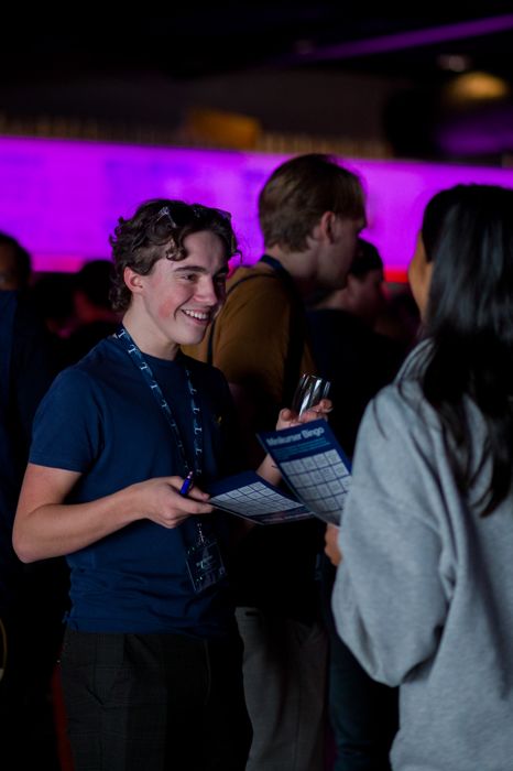 Två personer som konverserar.